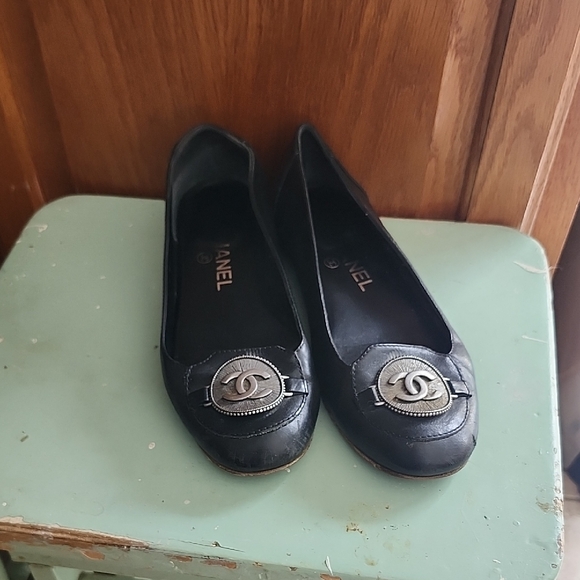 Chanel Black Leather Medallion Logo Flats 36.5
